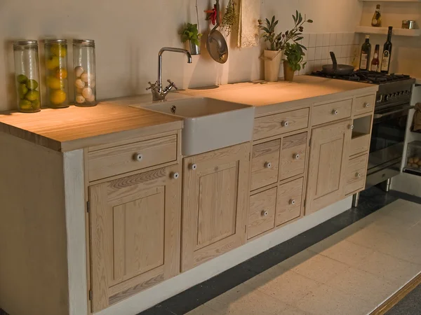 モダンなネオ ・ クラシカルなデザイン木製の国の台所 — ストック写真