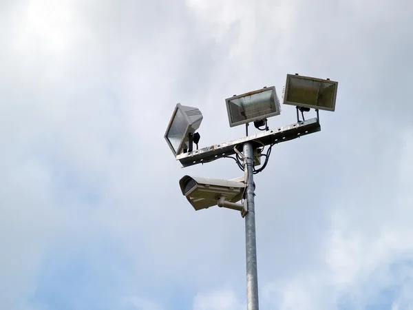 Caméra de surveillance de sécurité sur un poteau métallique — Photo