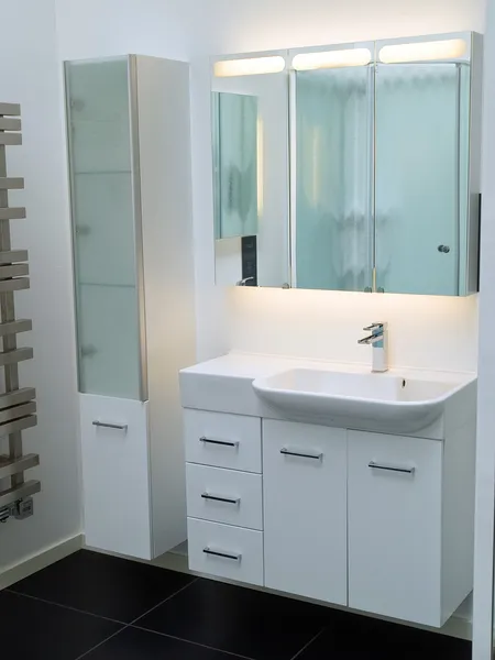 Moderno designer contemporâneo banheiro branco — Fotografia de Stock