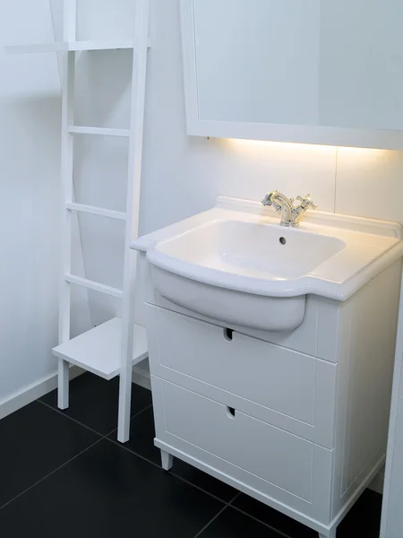 Moderní soudobé Návrhář bílý koupelna — Stock fotografie