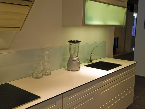 Moderne trendige saubere Design weiße Holzküche — Stockfoto