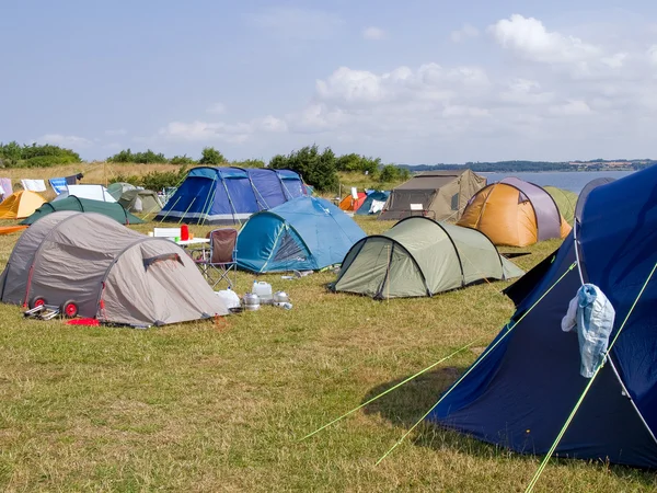 Ville de tentes colorées au bord de la plage — Photo