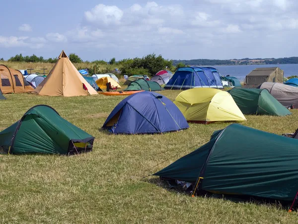 Cidade de tendas coloridas perto da praia — Fotografia de Stock