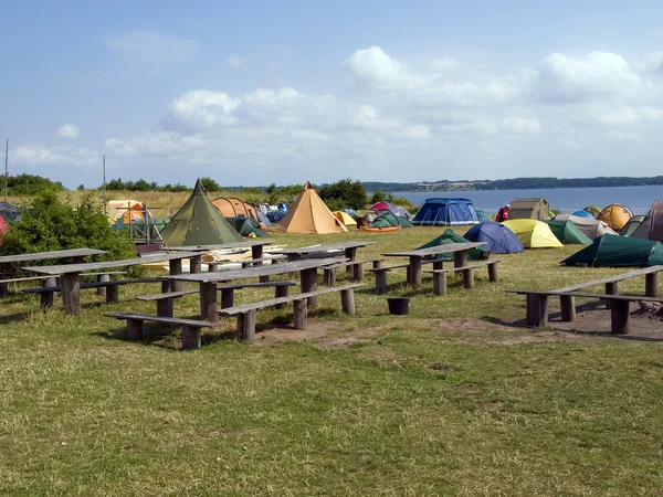 Ville de tentes colorées au bord de la plage — Photo