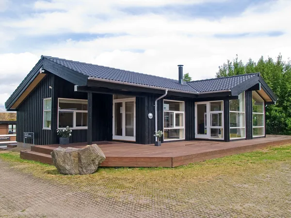 Design moderno atraente casa de madeira — Fotografia de Stock
