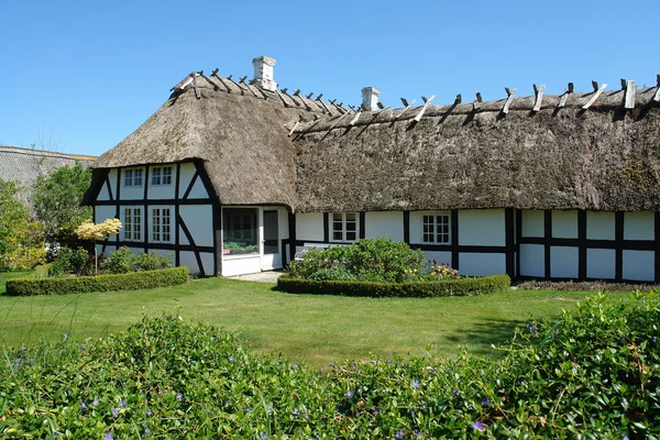 Tradizionale classico danese paese thached casa — Foto Stock
