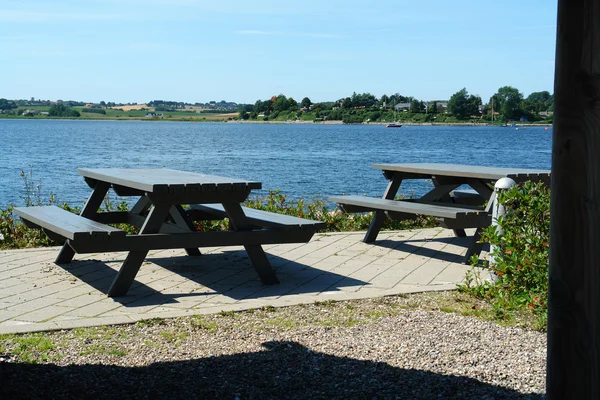 Привабливі столи для пікніка біля моря — стокове фото
