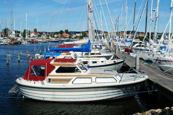 Yachts and boats lined up in a marina — Stock Photo, Image