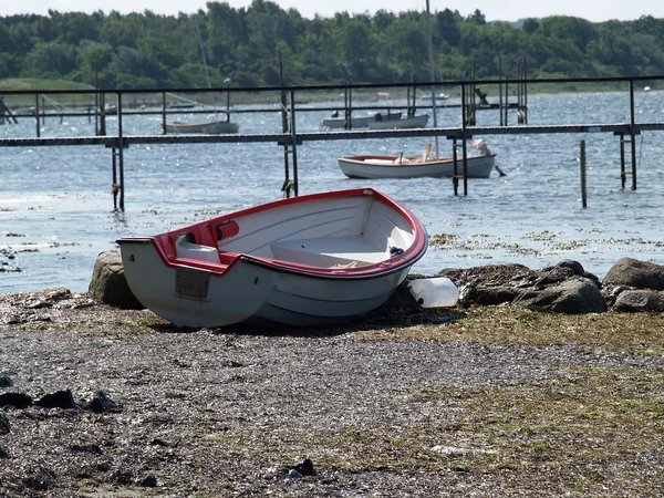 Маленькая рыбацкая лодка Дори на берегу — стоковое фото