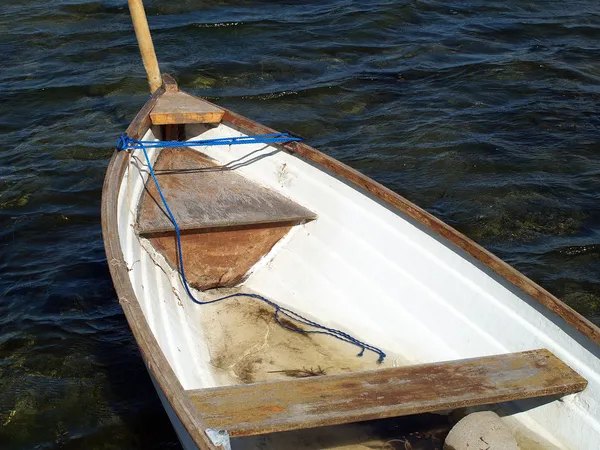 Kleine vissersdorp boot dory roeiboot op water — Stockfoto