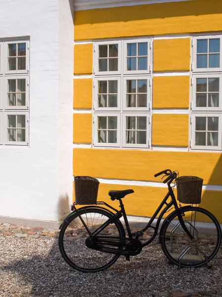 Estacionamento de bicicleta retro velho por uma parede — Fotografia de Stock