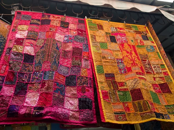 Orientalne tkaniny ręcznie na rynku — Zdjęcie stockowe