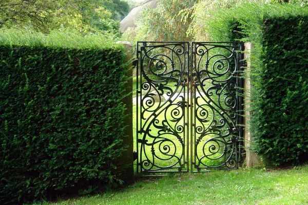 Zahradní brána černé tepané železo — Stock fotografie