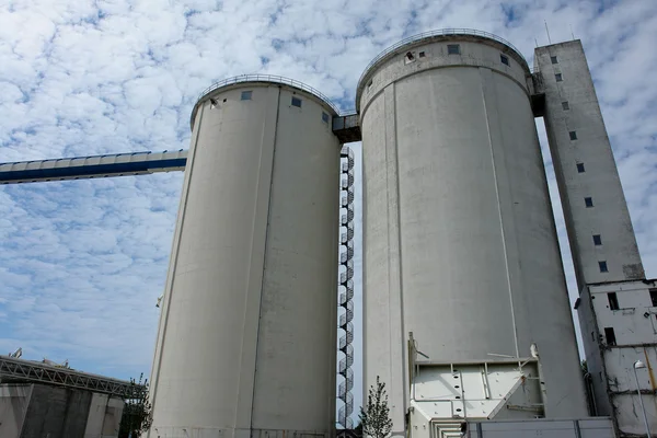 Tanques de recipiente de silo de grãos — Fotografia de Stock