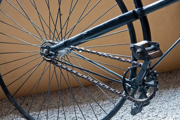 Вінтажний класичний чорний велосипед — стокове фото