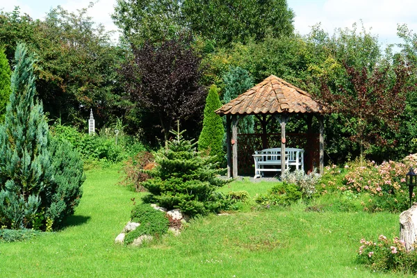 Mooi huis tuin gazebo paviljoen — Stockfoto
