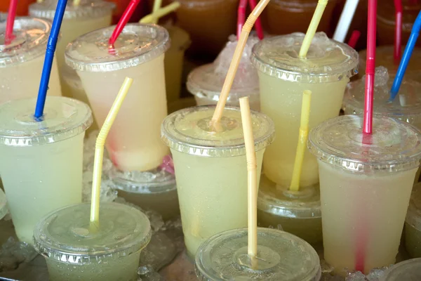 Bicchieri di limonata appena spremuta — Foto Stock