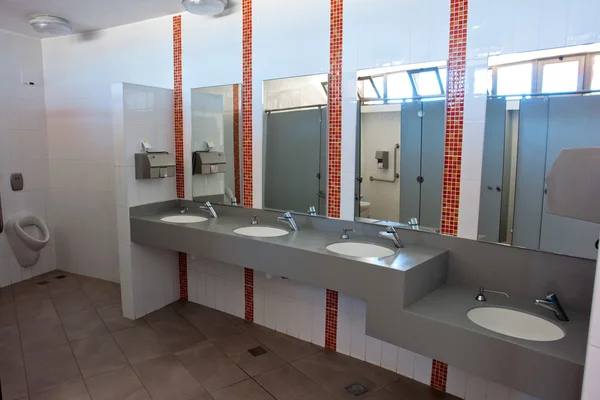 Громадський порожній туалет у туалеті — стокове фото