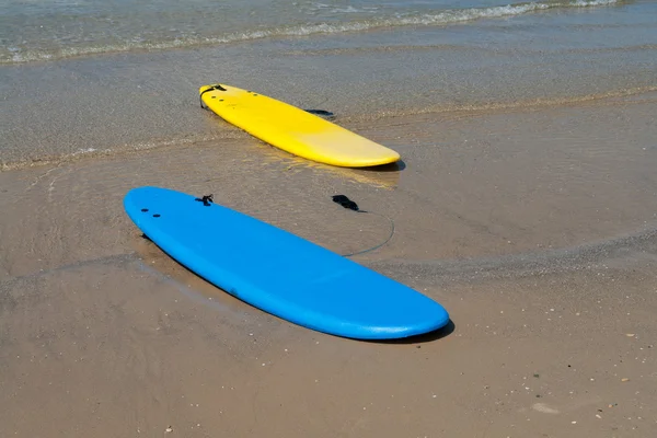 Surf boards on a sandy beach — Stock Photo, Image