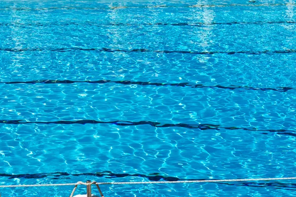 Padrão ondulado de água em uma piscina — Fotografia de Stock