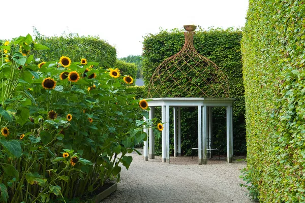 Bellissimo gazebo giardino padiglione — Foto Stock