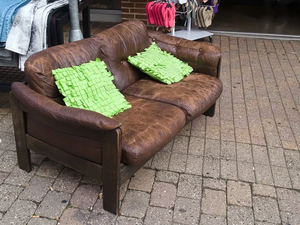 Aufgelassenes altes Sofa — Stockfoto