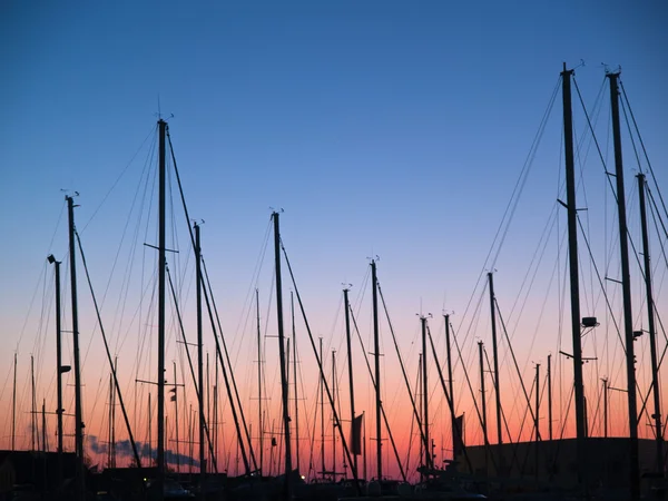 Masten voor zeilboten in zonsondergang — Stockfoto