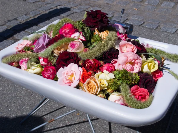 Flores de decoración callejera en un fregadero — Foto de Stock