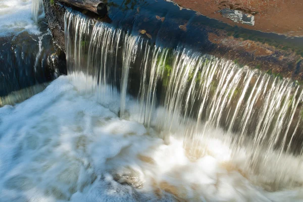 Красивий каскадний водоспад над камінням — стокове фото