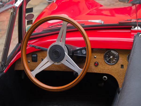 Intérieur et tableau de bord sur une voiture de sport vintage — Photo