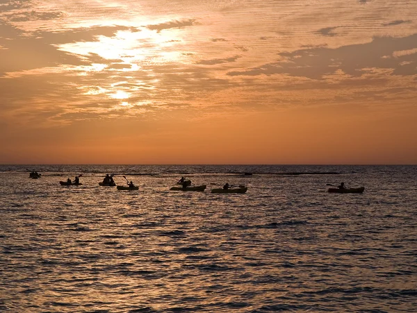 Paysage marin avec kayaks au coucher du soleil — Photo