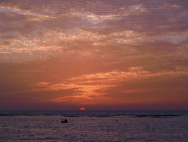 Seascape witha single kayak in sunset — Stock Photo, Image