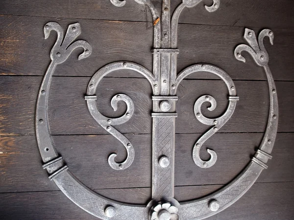 Dettagli di una vecchia porta in legno con decorazione in metallo — Foto Stock