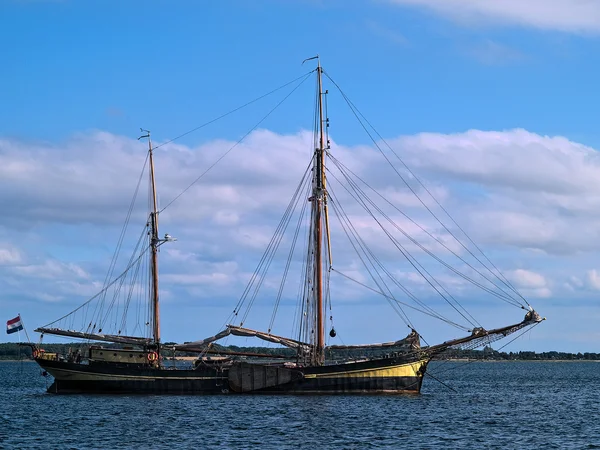 Klasyczny holenderski stary żagiel moda łódź — Zdjęcie stockowe