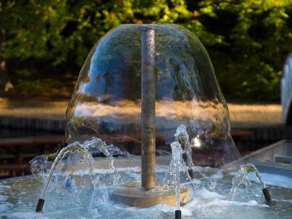 Fontana decorativa dell'acqua del giardino — Foto Stock