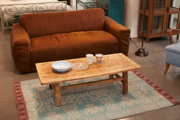 Gezellige woonkamer met bruin sofa en antieke stoel — stockfoto ... Gezellige woonkamer living rooms