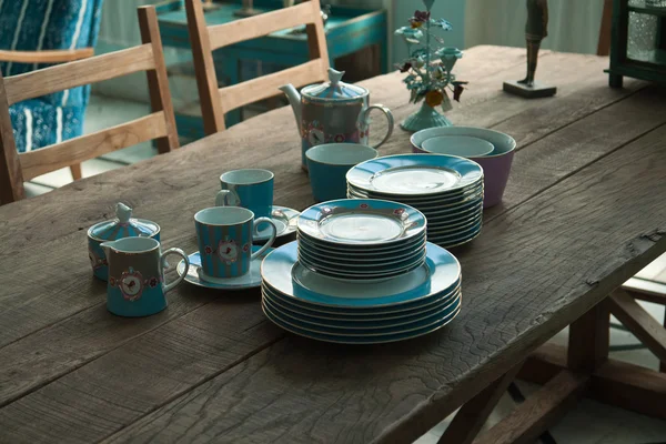 โต๊ะรับประทานอาหารสไตล์คันทรี่ — ภาพถ่ายสต็อก