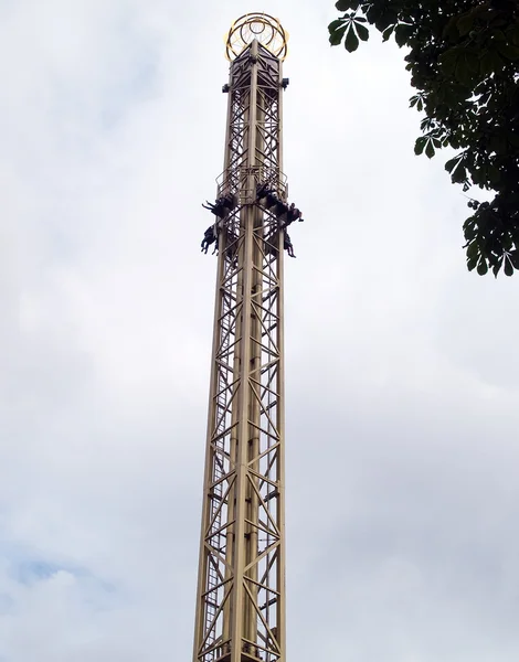 Torre de queda livre passeio em um parque de diversões — Fotografia de Stock