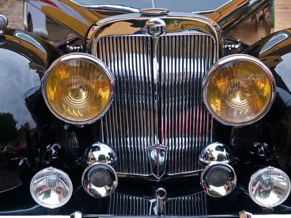 Винтажный классический спортивный автомобиль — стоковое фото