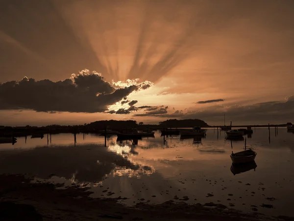 Boten in een verbazingwekkend zonsondergang digitale kunst — Stockfoto