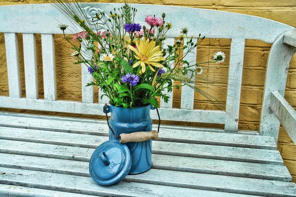 Krásný jarní letní květiny v plechové vědro digitální umění manipu — Stock fotografie