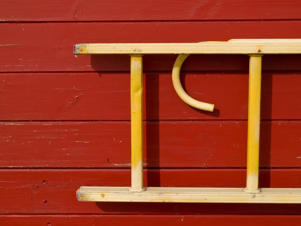 木製の梯子を壁に絞首刑 — ストック写真