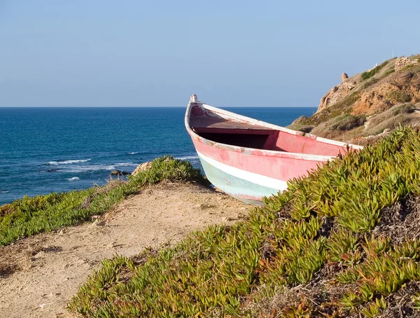 Paesaggio da spiaggia - Skiff boat sulla scogliera — Foto Stock