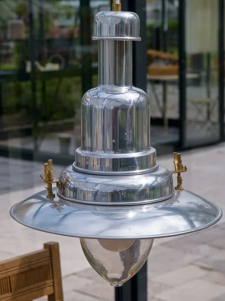 Hermosa lámpara de metal —  Fotos de Stock