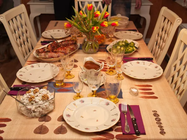 Tavolo festivo apparecchiato per una cena — Foto Stock