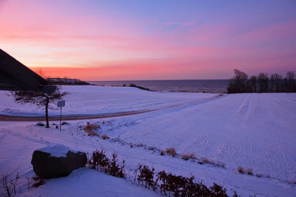 Zonsondergang in de prachtige dramatische winter — Stockfoto