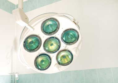 operasyon odasında tıbbi lamba