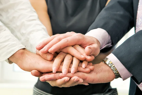 Business team con le mani unite — Foto Stock