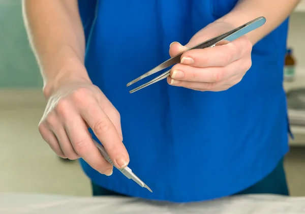 Руки хирурга с инструментами Лицензионные Стоковые Фото