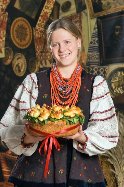Девушка в украинском традиционном костюме — стоковое фото
